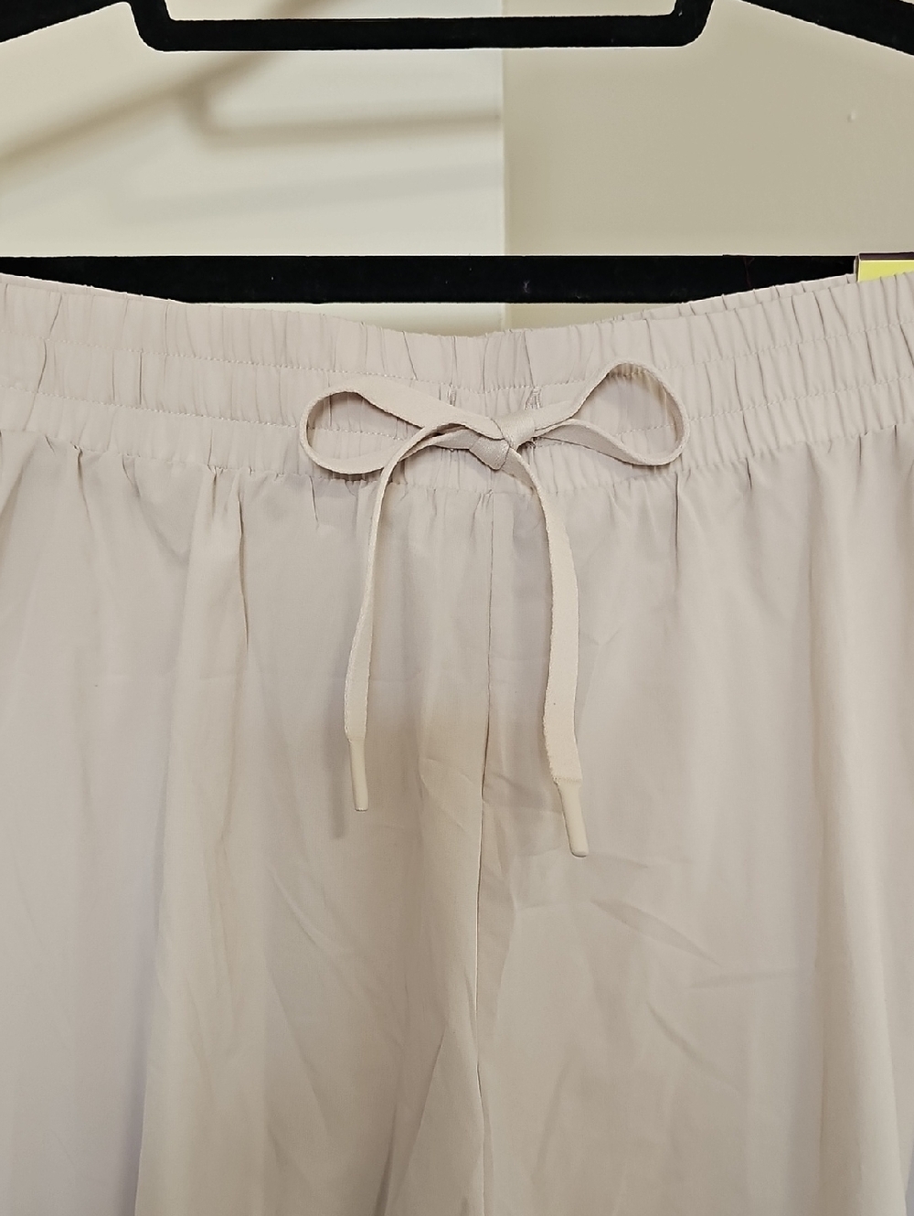 NWT All In Motion High Rise Flutter 3" Woven Shorts - Picture 2 of 9